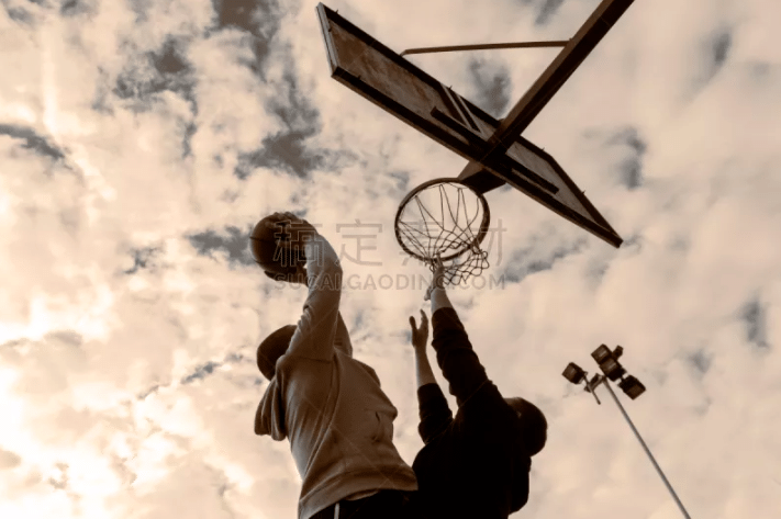 世体：安东尼脚踝伤势有所缓解，应该可以顺利出战巴萨