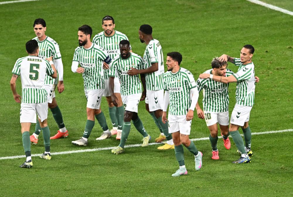 WBC撤销特伦斯·克劳福德世界拳王头衔，因其未支付认证费用，引发争议并导致空缺。